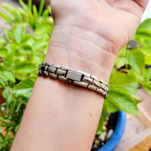 Zoom Quartz Classic Silver & Blue Womens Womans Dainty Round Watch - Picture 8 of 8